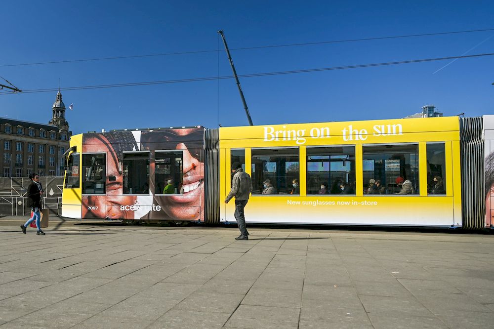 Táo bạo như billboard của Ace & Tate: Quảng cáo kính râm nhưng không sử dụng... hình ảnh đôi kính nào